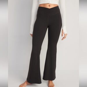 Old Navy Extra High-Waisted PowerChill Super-Flare Pants Carbon Tall